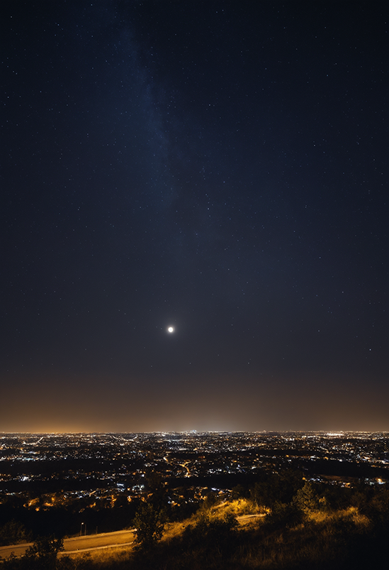 Cielo notturno mozzafiato in 4K sopra il paesaggio urbano